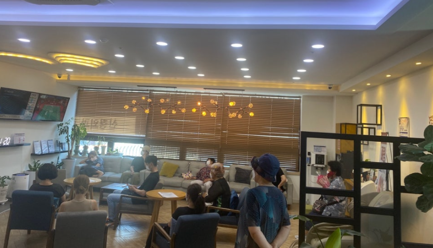 환자들이 이용 중인 신동훈재활의학과 대기실